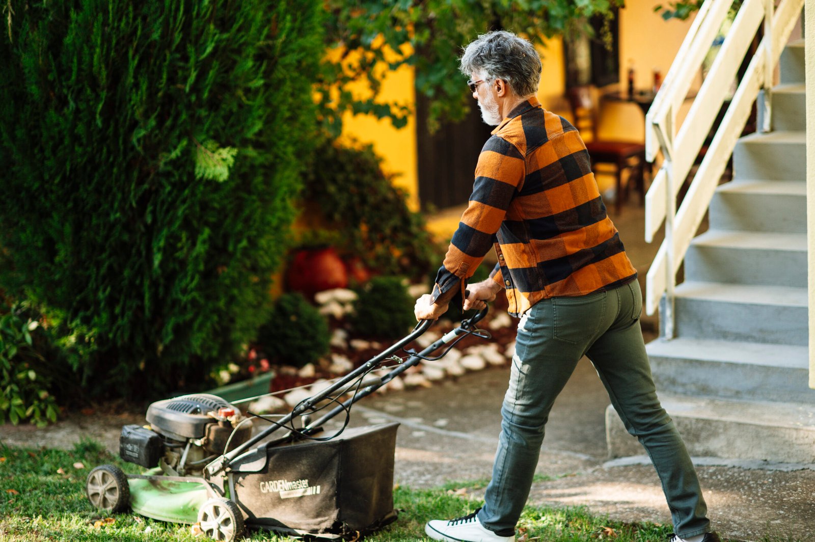 Renting garden tools in spring: brush cutter, pressure washer, tiller