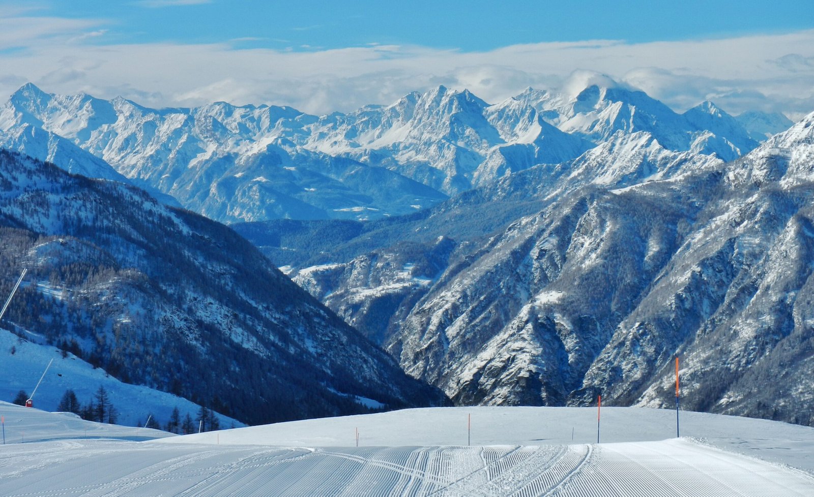 Ski rental Valle d’Aosta: resorts, prices and where to rent